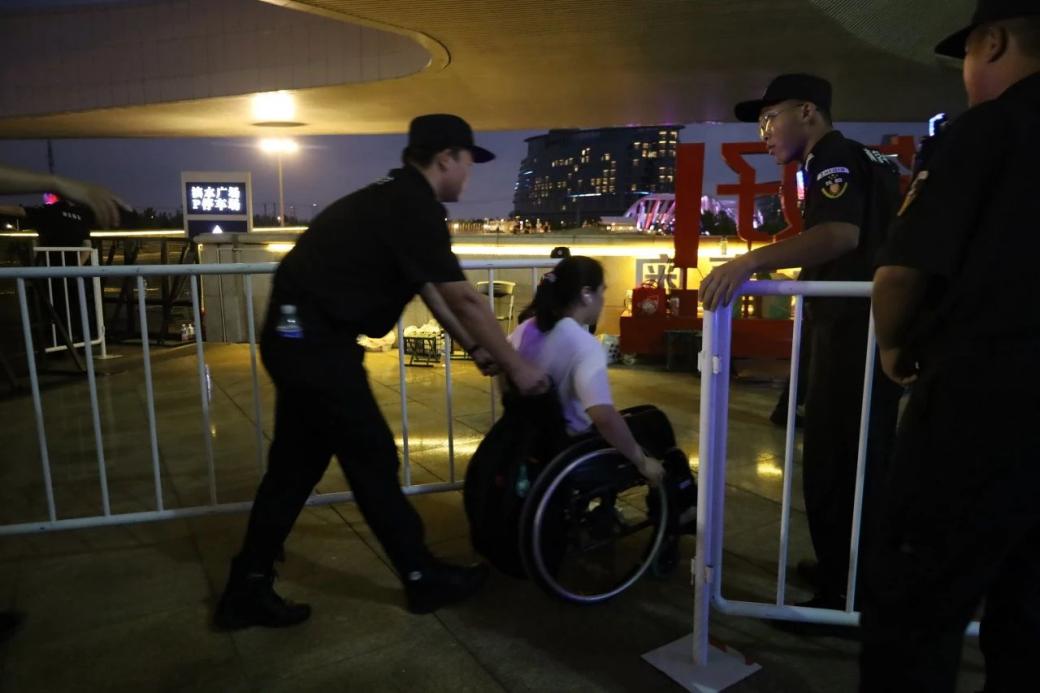 C:/Users/Administrator/Desktop/臺(tái)風(fēng)“貝碧嘉”來襲，南京保安積極應(yīng)對，“守”護(hù)萬家團(tuán)圓！/13.jpg13