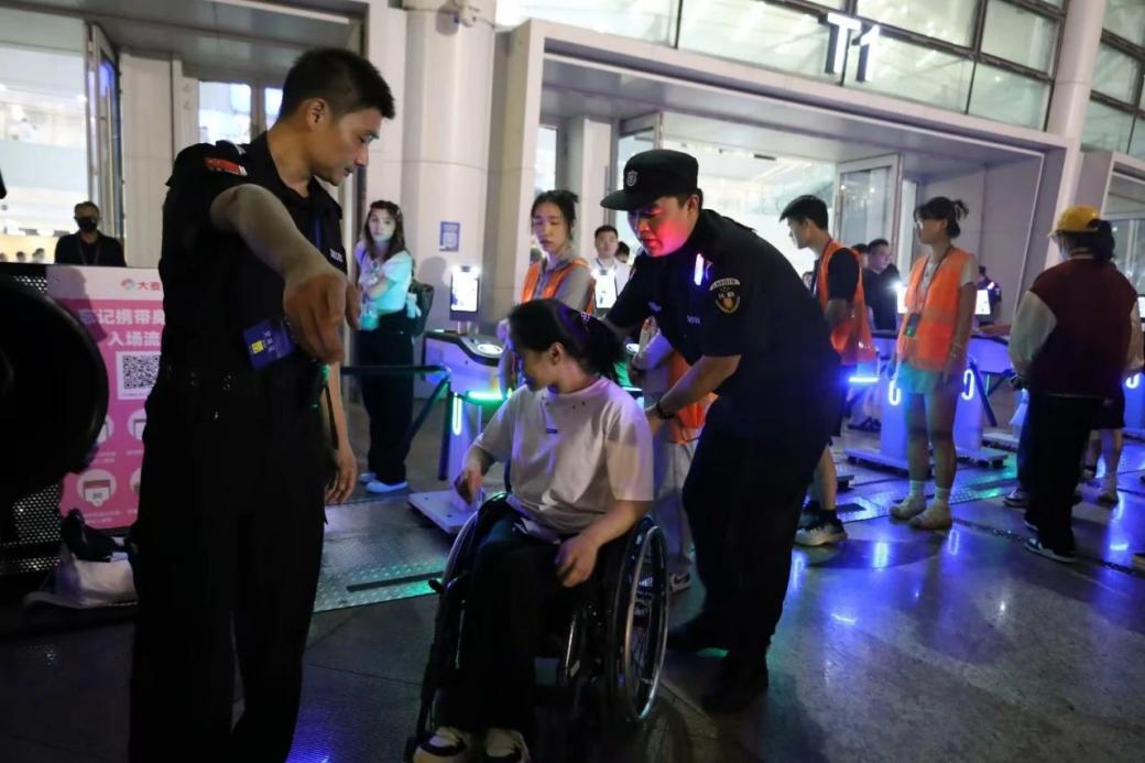C:/Users/Administrator/Desktop/“安保鐵軍、硬核保障”2024系列報道四十二——南京市保安服務(wù)有限公司成功護(hù)航張碧晨「今兒個開心」十周年巡回演唱會南京站安保任務(wù)/5.jpg5