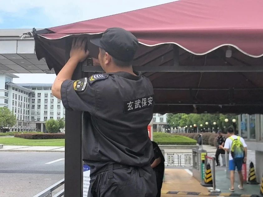 C:/Users/Administrator/Desktop/臺(tái)風(fēng)“貝碧嘉”來襲，南京保安積極應(yīng)對，“守”護(hù)萬家團(tuán)圓！/6.jpg6
