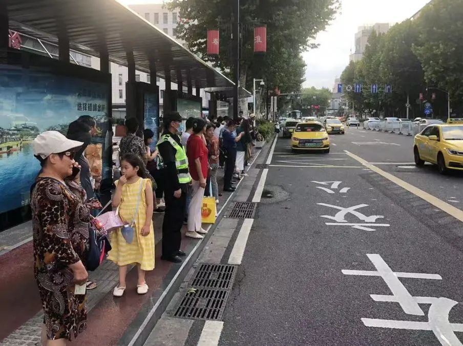 C:/Users/Administrator/Desktop/臺(tái)風(fēng)“貝碧嘉”來襲，南京保安積極應(yīng)對，“守”護(hù)萬家團(tuán)圓！/2.jpg2