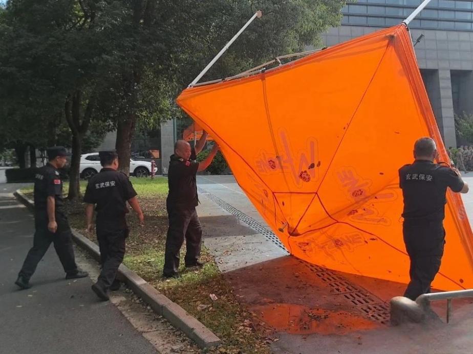 C:/Users/Administrator/Desktop/臺(tái)風(fēng)“貝碧嘉”來襲，南京保安積極應(yīng)對，“守”護(hù)萬家團(tuán)圓！/3.jpg3