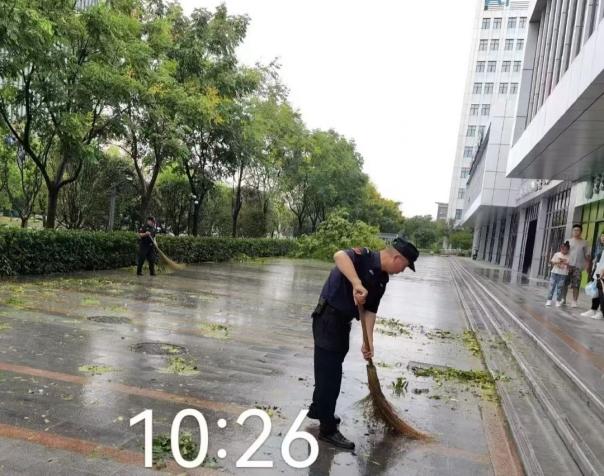 C:/Users/BA/Desktop/風(fēng)雨過后南京保安迅速行動，恢復(fù)安“寧”面貌/5.jpg5
