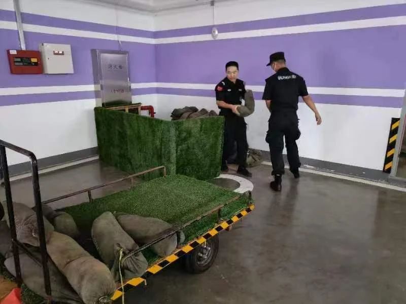 C:/Users/Administrator/Desktop/臺(tái)風(fēng)“貝碧嘉”來襲，南京保安積極應(yīng)對，“守”護(hù)萬家團(tuán)圓！/5.jpg5